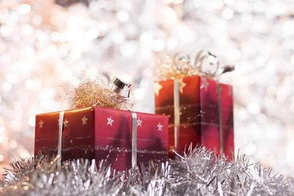 クリスマス ボールと抽象的な明るい背景にギフト — ストック写真