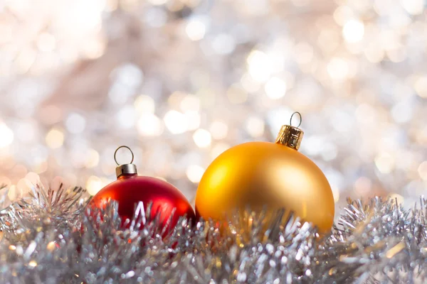 Рождественский мяч на абстрактном светлом фоне — стоковое фото