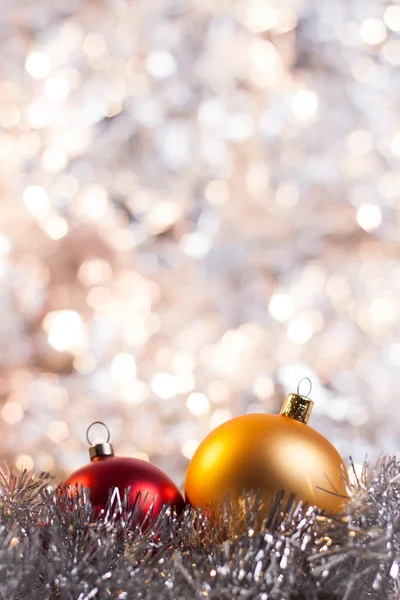 Soyut ışık arkaplanındaki Noel balosu