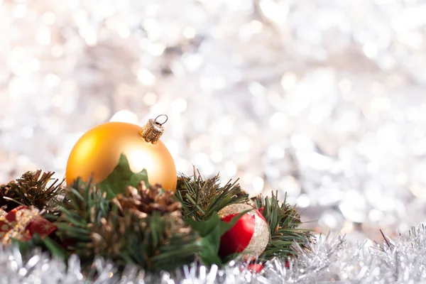 Noel çelenk ışık arka plan ile topa — Stok fotoğraf