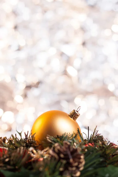 Christmas ball on wreath with abstract light background — Stock Photo, Image