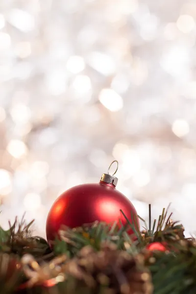 Рождественский бал на венке с абстрактным светлым фоном — стоковое фото