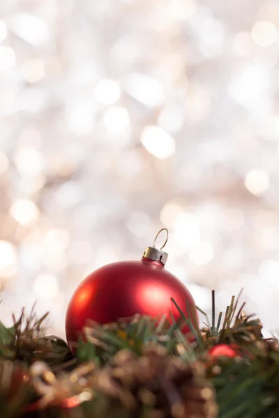 Christmas ball on wreath with abstract light background — Stock Photo, Image