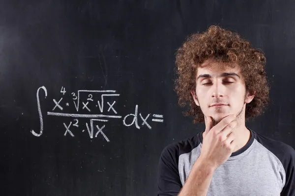 Αγόρι σκέψης με μαυροπίνακα, επίλυση εξίσωσης — Φωτογραφία Αρχείου
