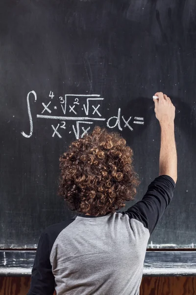 Denkender Junge mit Tafel löst Gleichung — Stockfoto