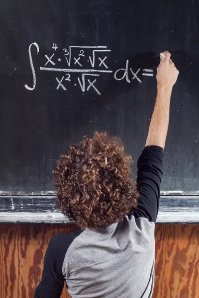 Tänkande pojke med blackboard lösa ekvationen — Stockfoto