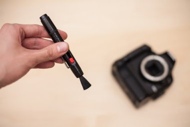 Temizleme fırçası ile dijital fotoğraf makinesi