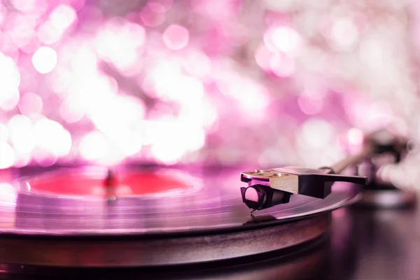 Colorful playing vintage gramophone with blurred blackground — Stock Photo, Image