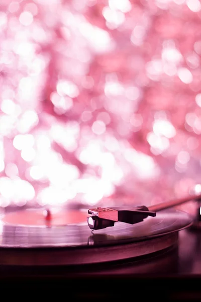 Colorful playing vintage gramophone with blurred blackground — Stock Photo, Image