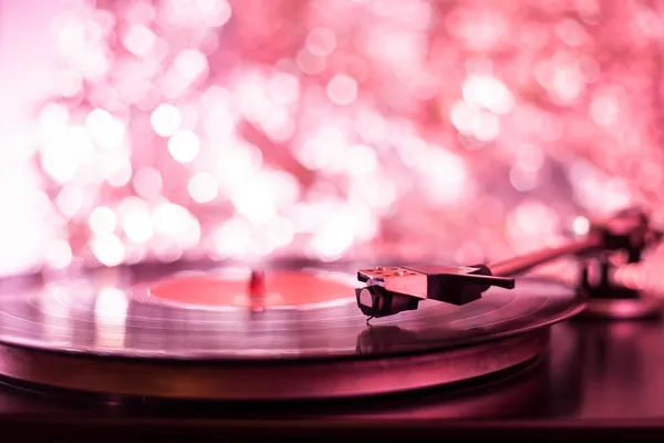 Colorful playing vintage gramophone with blurred blackground — Stock Photo, Image