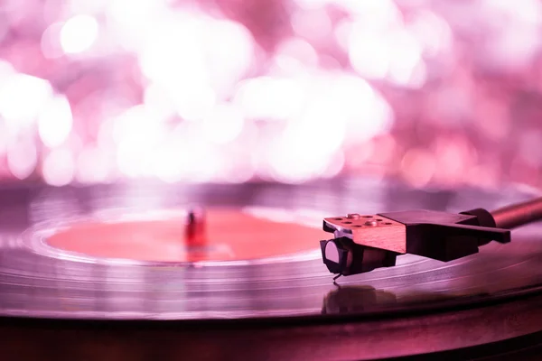 Colorful playing vintage gramophone with blurred blackground — Stock Photo, Image