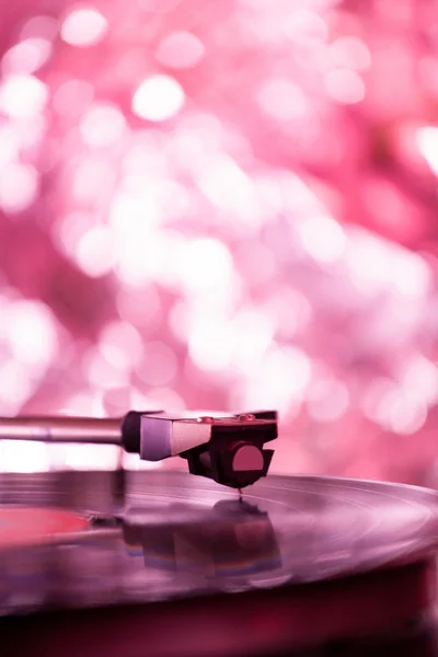 Colorful playing vintage gramophone with blurred blackground — Stock Photo, Image