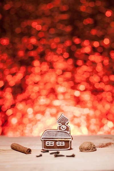 Pão de gengibre de Natal com fundo vermelho desfocado — Fotografia de Stock