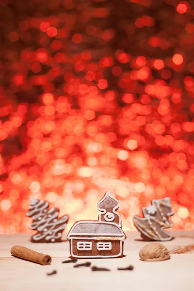 Noel gingerbread kırmızı arka plan bulanık.