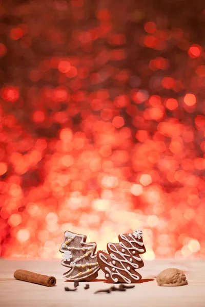 Pão de gengibre de Natal com fundo vermelho desfocado Fotografia De Stock