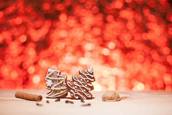 Pão de gengibre de Natal com fundo vermelho desfocado Fotografias De Stock Royalty-Free