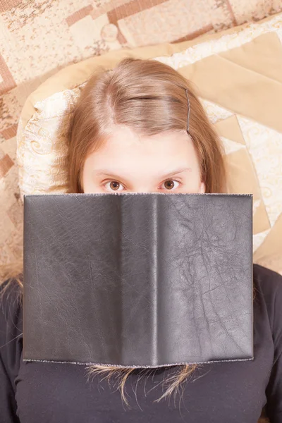 Adolescente posa dormire sul sofe con libro sul suo viso — Foto Stock