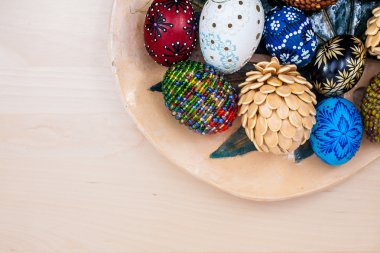 ahşap kağıt üzerinde ahşap kase Paskalya yumurta Üstten Görünüm