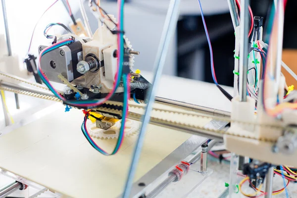 Електронний тривимірний пластиковий принтер під час роботи в Ліцензійні Стокові Фото