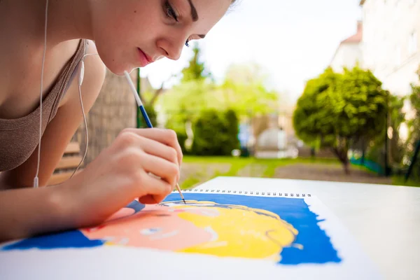 Menina com pintura escova uma imagem de arte — Fotografia de Stock