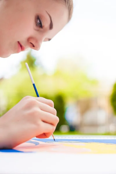 Menina com pintura escova uma imagem de arte — Fotografia de Stock