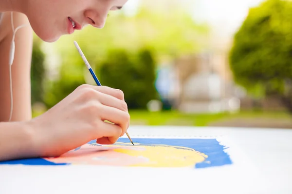 Menina com pintura escova uma imagem de arte — Fotografia de Stock