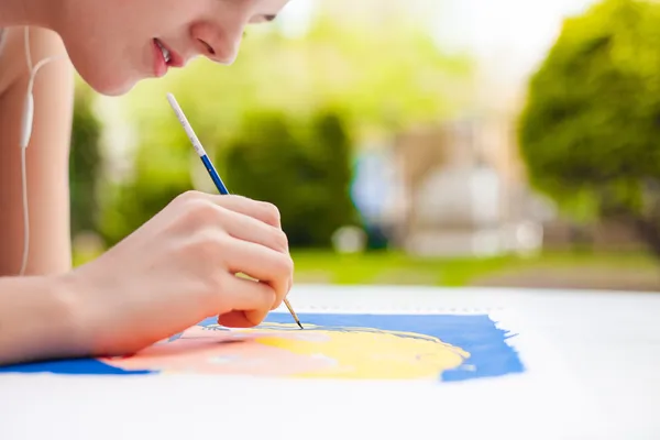 Dívka s štětec maluje obraz umění Stock Obrázky