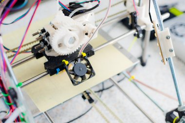 okul laboratuvar çalışması sırasında elektronik 3d plastik yazıcı