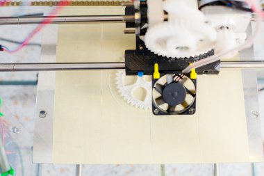 okul laboratuvar çalışması sırasında elektronik 3d plastik yazıcı