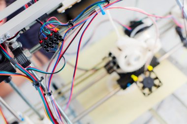 okul laboratuvar çalışması sırasında elektronik 3d plastik yazıcı