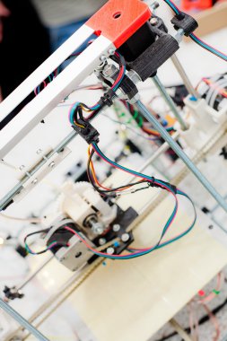 okul laboratuvar çalışması sırasında elektronik 3d plastik yazıcı