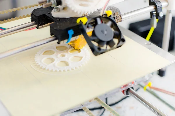 Impresora electrónica de plástico 3D durante el trabajo en el laboratorio escolar — Foto de Stock