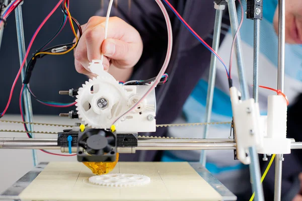 Impressora de plástico 3D eletrônica durante o trabalho em laboratório escolar — Fotografia de Stock