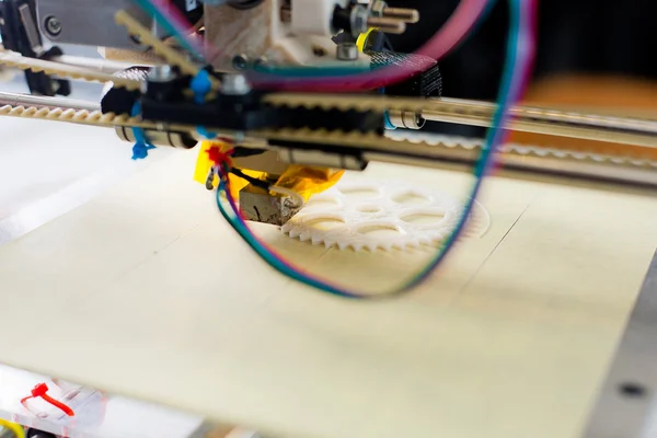 Elektronische 3D-kunststof printer tijdens werk in school laboratorium — Stockfoto