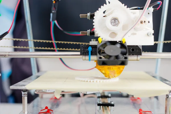 Elektronischer 3D-Kunststoffdrucker bei der Arbeit im Schullabor — Stockfoto