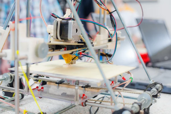 Impresora electrónica de plástico 3D durante el trabajo en el laboratorio escolar —  Fotos de Stock