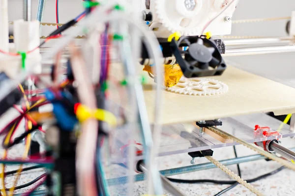 Impresora electrónica de plástico 3D durante el trabajo en el laboratorio escolar — Foto de Stock