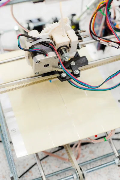 Imprimante électronique 3D en plastique pendant le travail en laboratoire scolaire — Photo