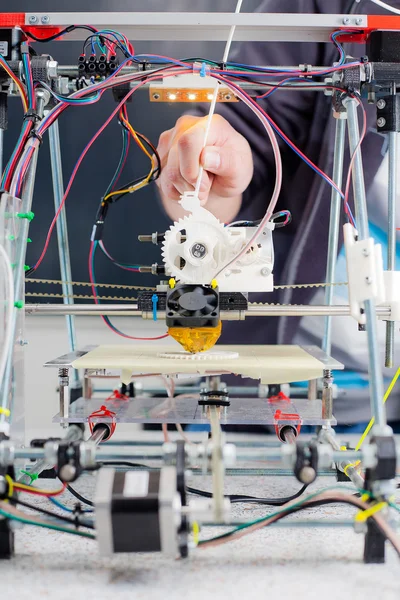 Imprimante électronique 3D en plastique pendant le travail en laboratoire scolaire — Photo