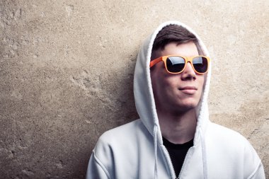 sokak turuncu mod ile beyaz sweatshirt genç çocuk portresi