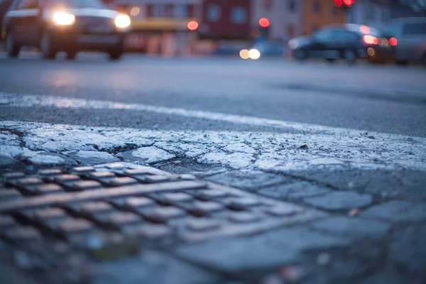 Fond flou - rue de nuit avec des lampadaires, idéal pour — Photo