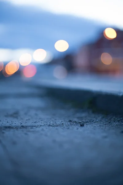 Fond flou - rue de nuit avec des lampadaires, idéal pour — Photo