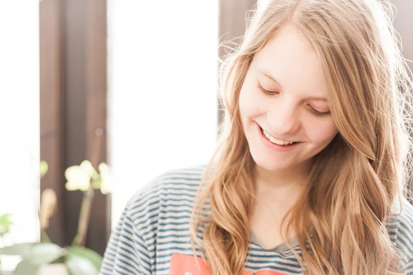 Retrato de una joven rubia cristiana — Foto de Stock