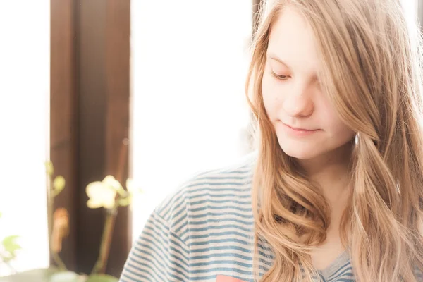 Portret van jonge christelijk blond meisje — Stockfoto