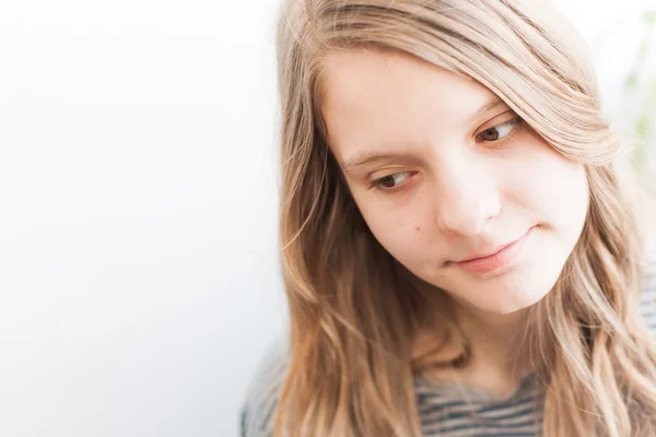 Porträt eines jungen blonden christlichen Mädchens — Stockfoto