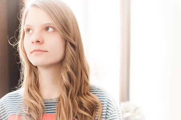 Retrato de una joven rubia cristiana — Foto de Stock