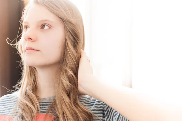 Retrato de una joven rubia cristiana — Foto de Stock