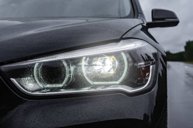 Yağmurlu bir günde yeni arabanın farları.