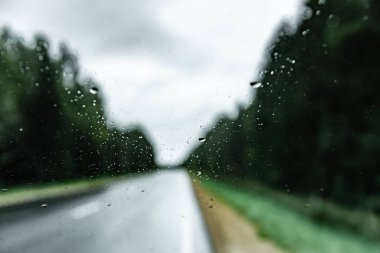 Ön camdaki yağmur damlalarını kapat.
