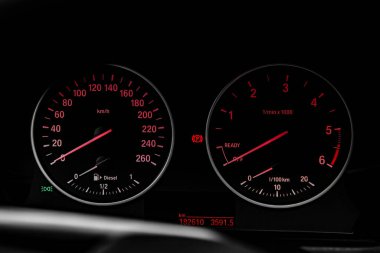 Arabada kırmızı ışık olan hız göstergesi okları.